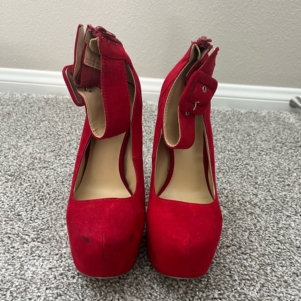 Shoe dazzle size 6 heels